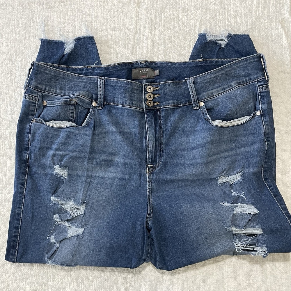 TORRID FEEL THE FIT WOMENS 24R JEGGING Super Soft DENIM‎ Distressed Jeans Pants